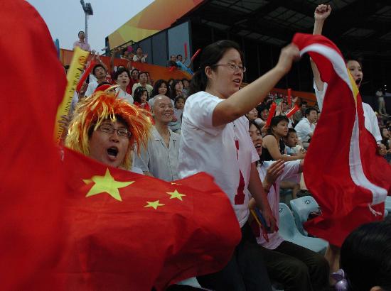 一场经典之战！棒球点燃球迷热情