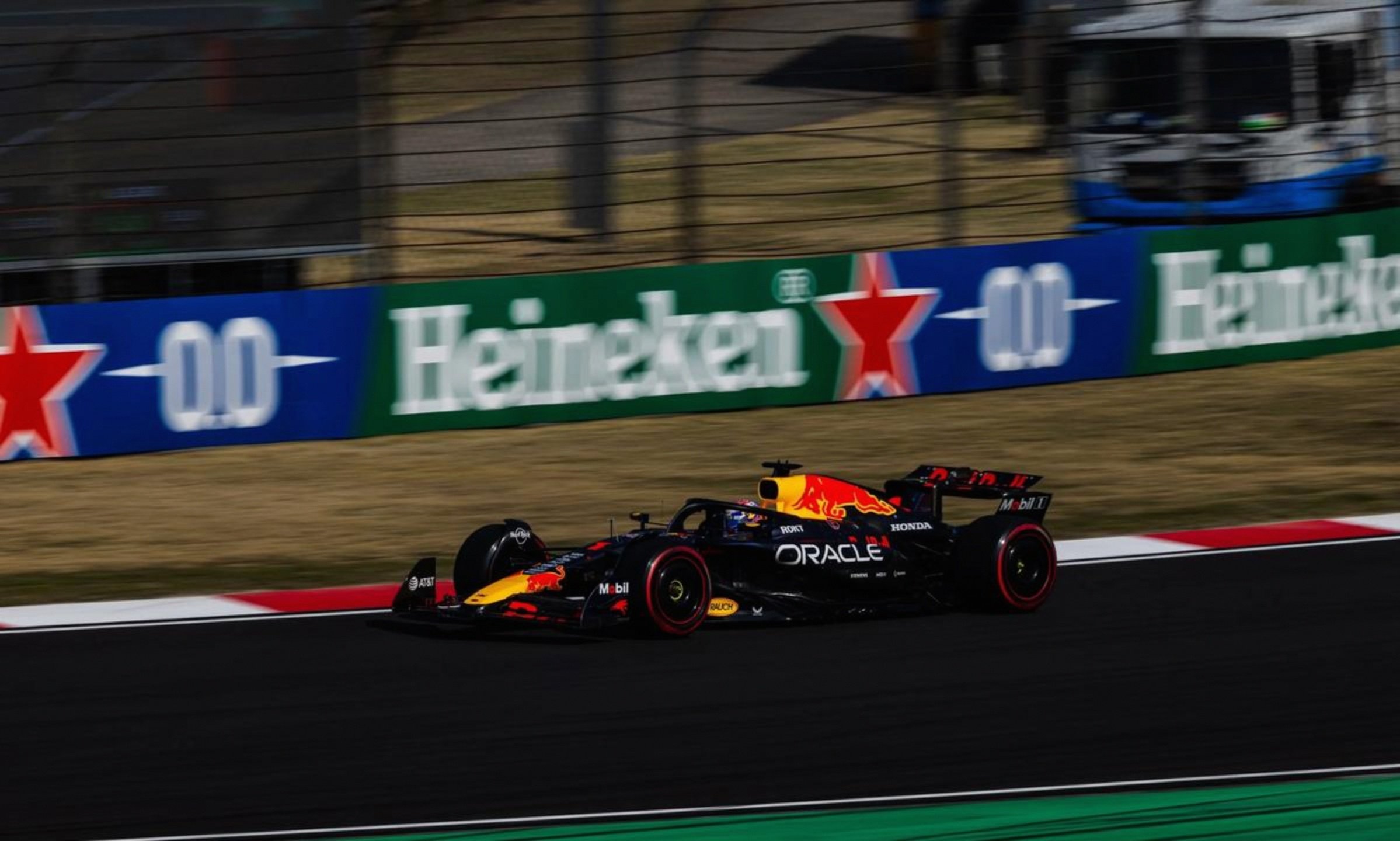 雷诺车队轻取红牛车队，皮亚斯特里高光表现